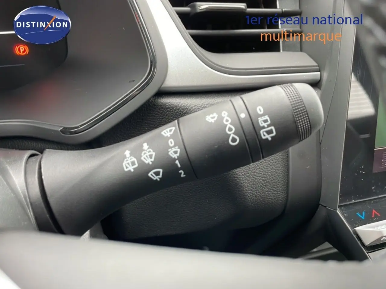 Gros plan sur la commande d'essuie-glace du tableau de bord intérieur d'un Renault Captur noir étoile métal 2025.