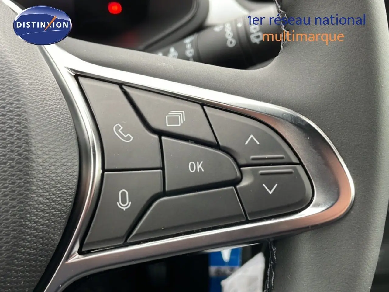 Gros plan sur les commandes multifonctions à gauche du volant du Renault Captur noir étoile métal, version 2025.