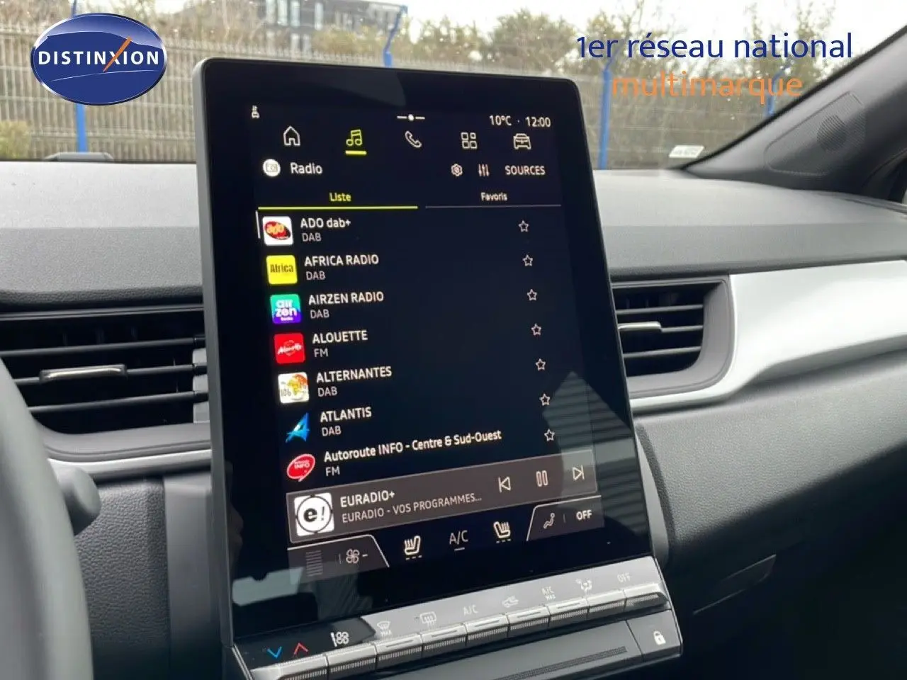 Vue intérieure du tableau de bord du Renault Captur 2025 avec écran tactile central affichant les stations radio.