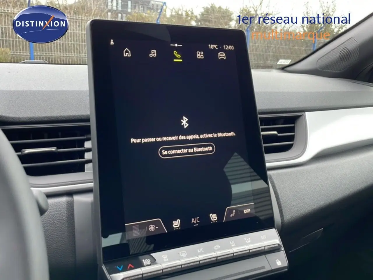 Vue intérieure centrée sur l’écran tactile vertical du tableau de bord du Renault Captur noir étoile métal 2025.