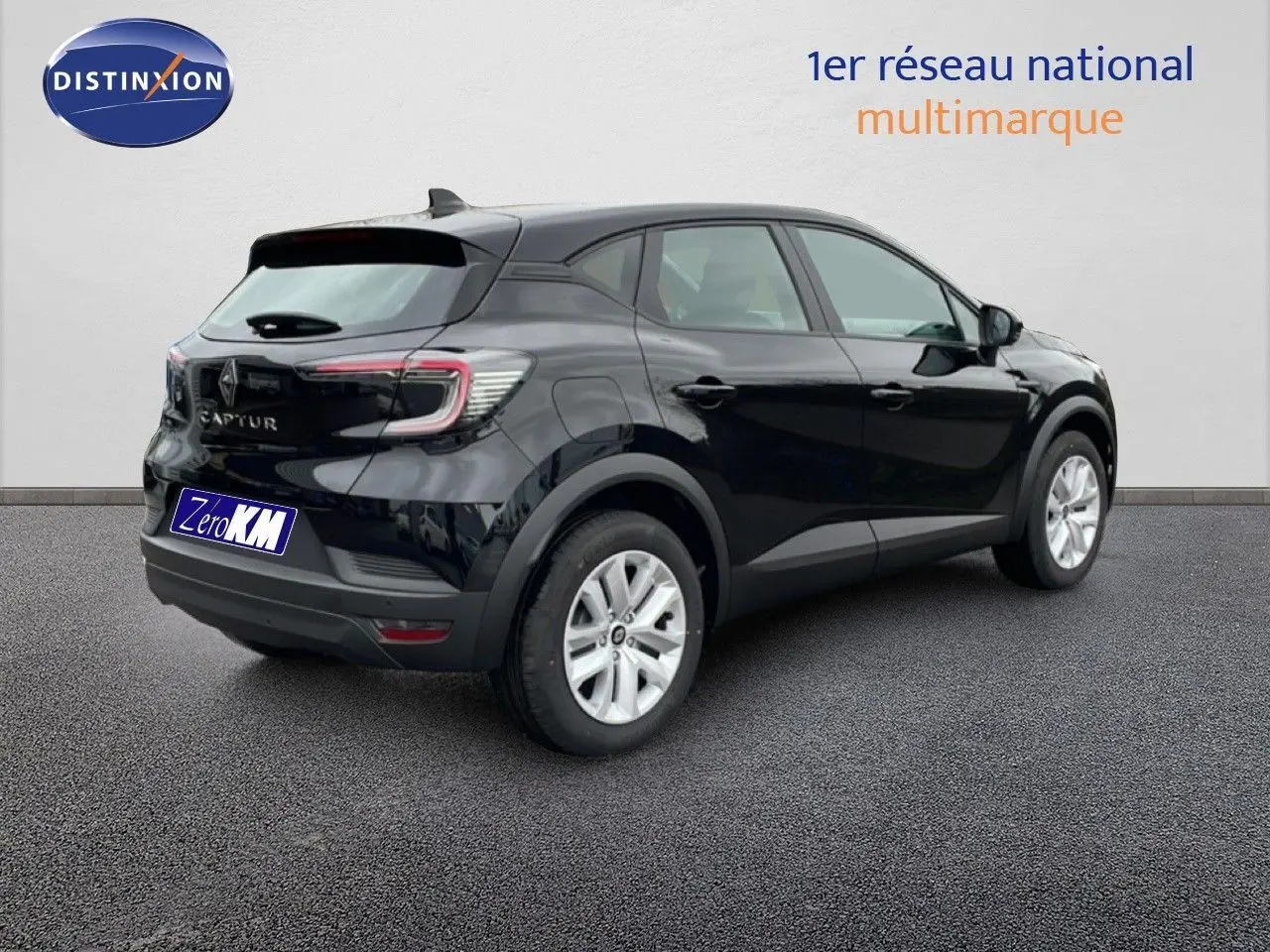 Renault Captur noir étoile métal en 3/4 arrière droit, mettant en valeur ses feux LED et ses jantes argentées.