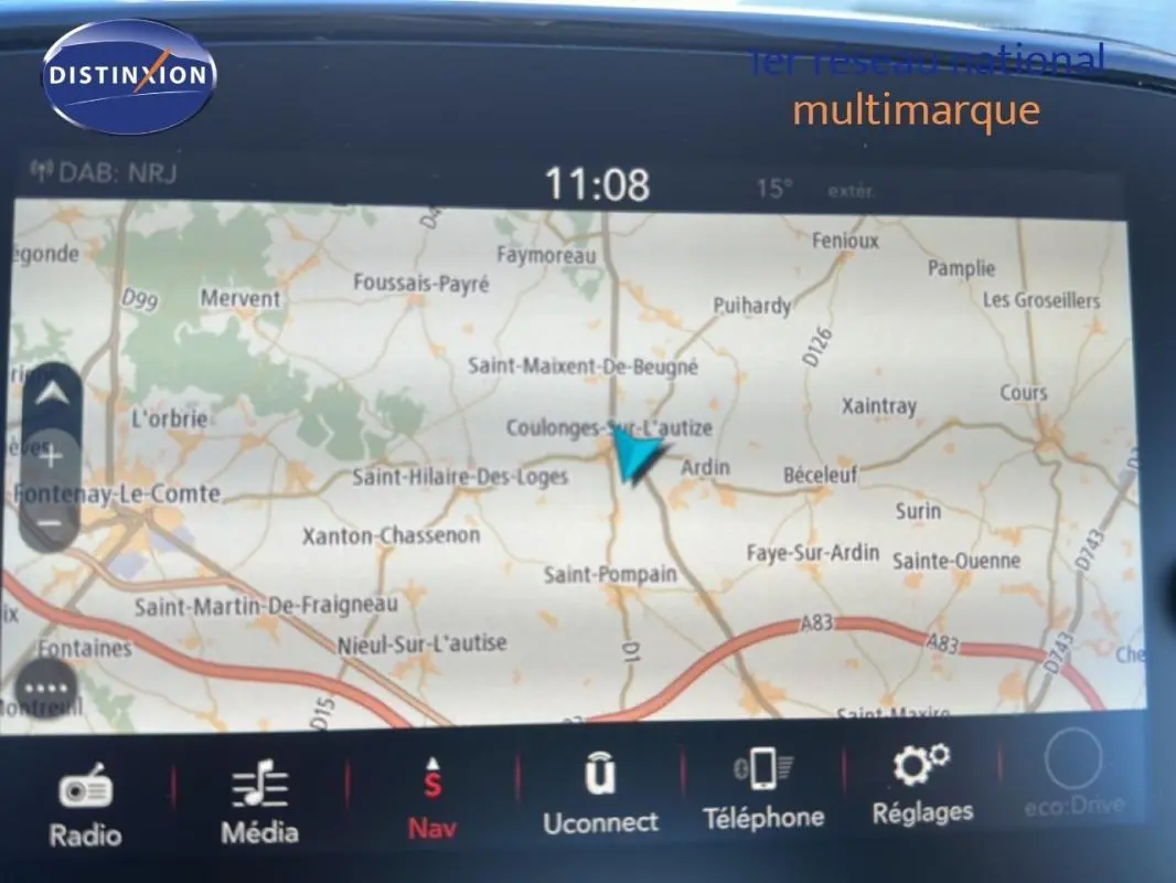 Écran de navigation GPS intérieur de Fiat 500 noire, affichant une carte routière avec options multimédia visibles.