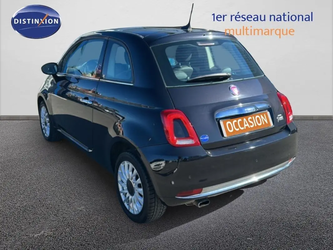 Vue 3/4 arrière droite d'une Fiat 500 noire série 4 avec jantes alliage et toit ouvrant électrique visible.