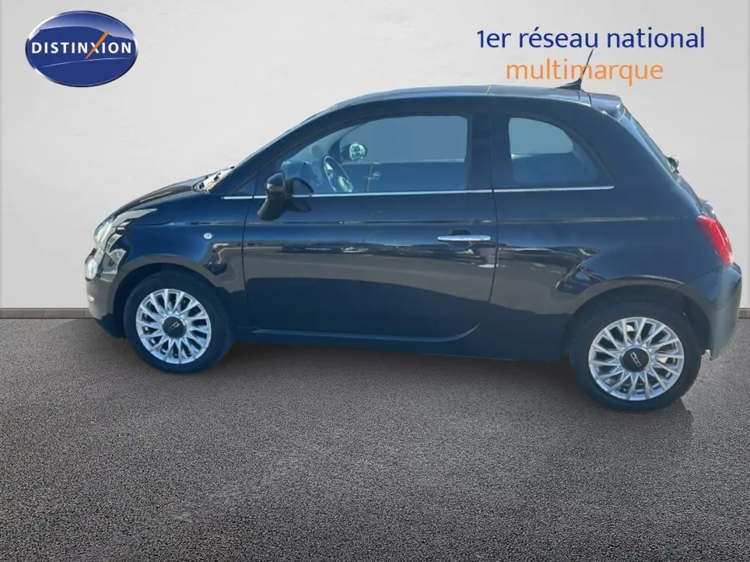 Profil côté gauche d'une FIAT 500 noire de 2016 avec jantes alliage et toit ouvrant visible.