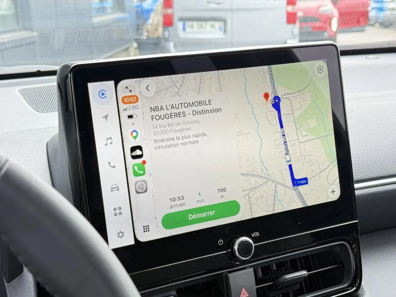Vue rapprochée de l’écran tactile central du Toyota Yaris Cross 2026 affichant la navigation connectée.