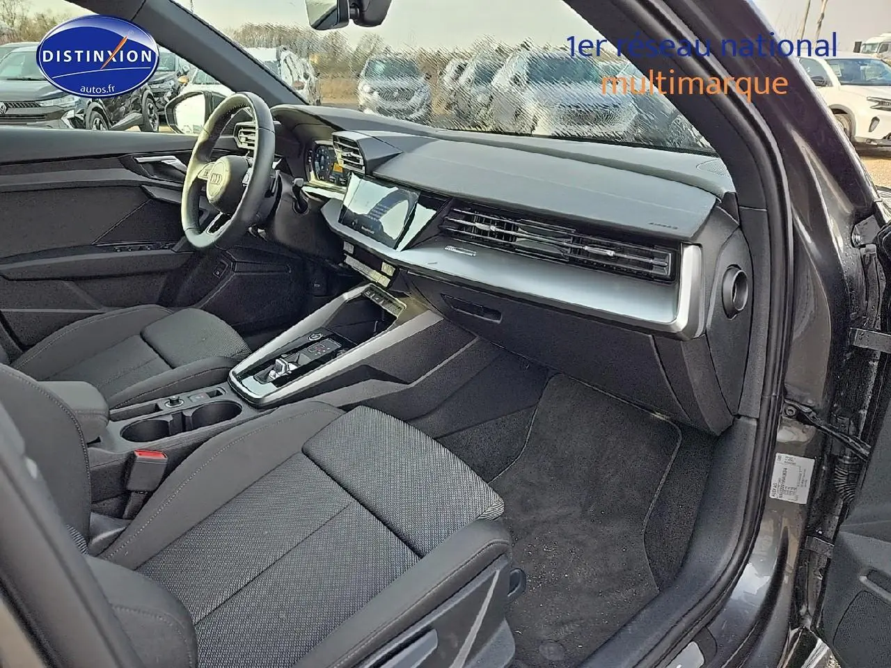 Intérieur avant droit de l'Audi A3 Sportback gris Daytona 2024 avec tableau de bord moderne et sièges sport noirs.