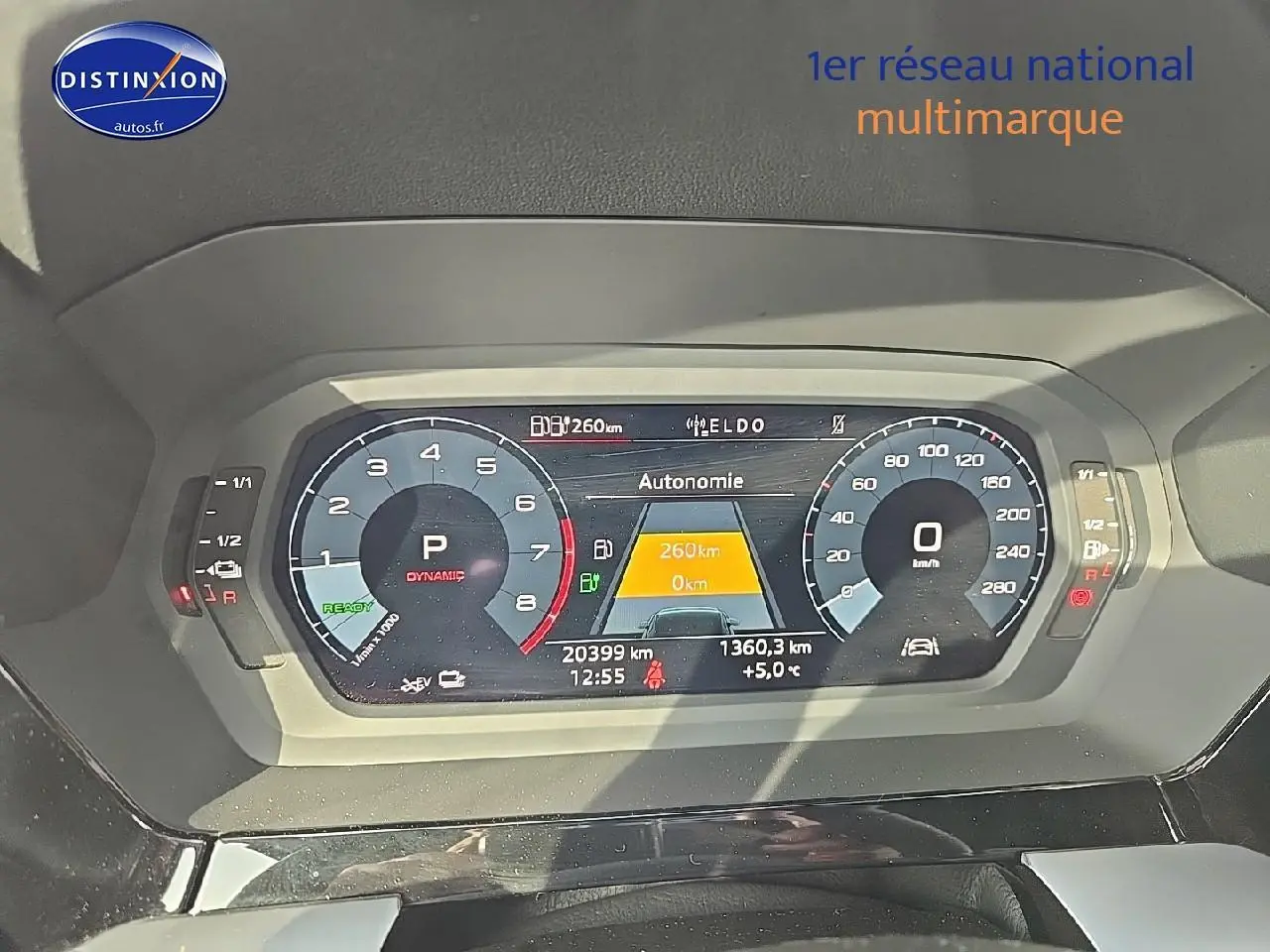 Tableau de bord numérique de l'Audi A3 Sportback gris Daytona affichant l'autonomie et compteurs en mode dynamique.