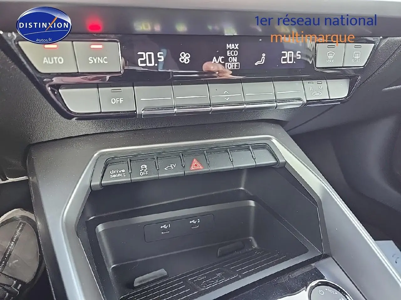 Vue rapprochée de la console centrale de l'Audi A3 Sportback 45 TFSI e 245 S line 2024 avec commandes clim et ports USB.