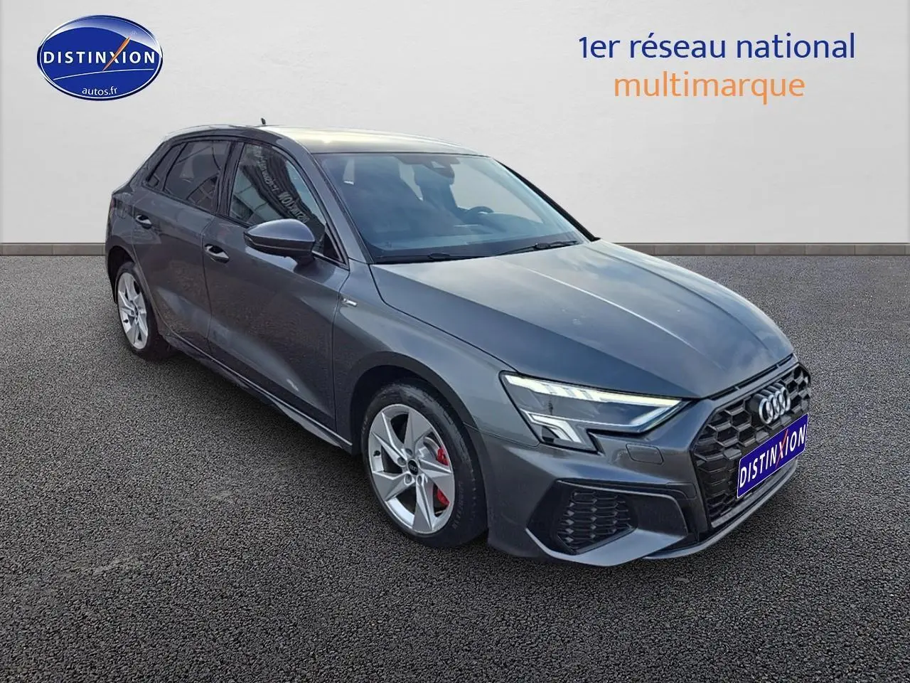 Audi A3 Sportback gris Daytona vue 3/4 avant avec jantes 5 branches et étriers de frein rouges visibles.