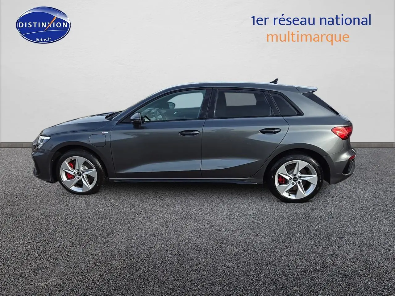 Audi A3 Sportback 45 TFSI e gris Daytona vue de profil côté gauche avec jantes 17 pouces et étriers rouges.