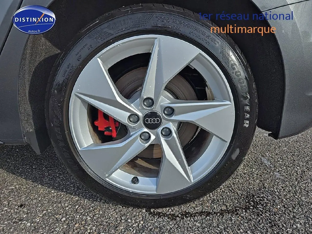Gros plan sur la jante 17 pouces argentée avec étrier de frein rouge de l'Audi A3 Sportback gris Daytona côté arrière.