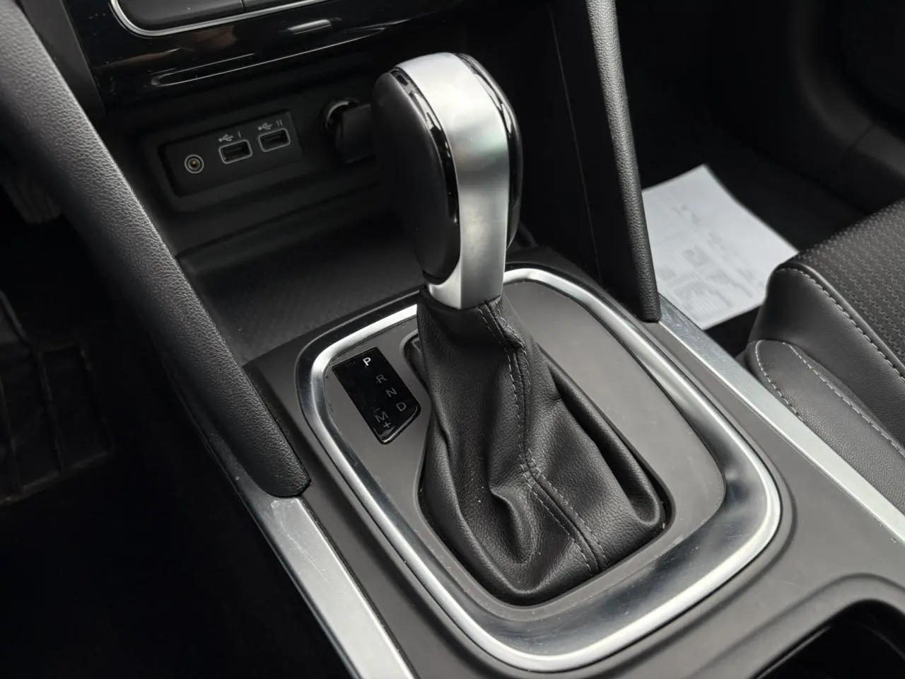 Le levier de boîte automatique gris et noir de la Renault Mégane Break BlueDCI 115 EDC Techno, vue rapprochée centrale.