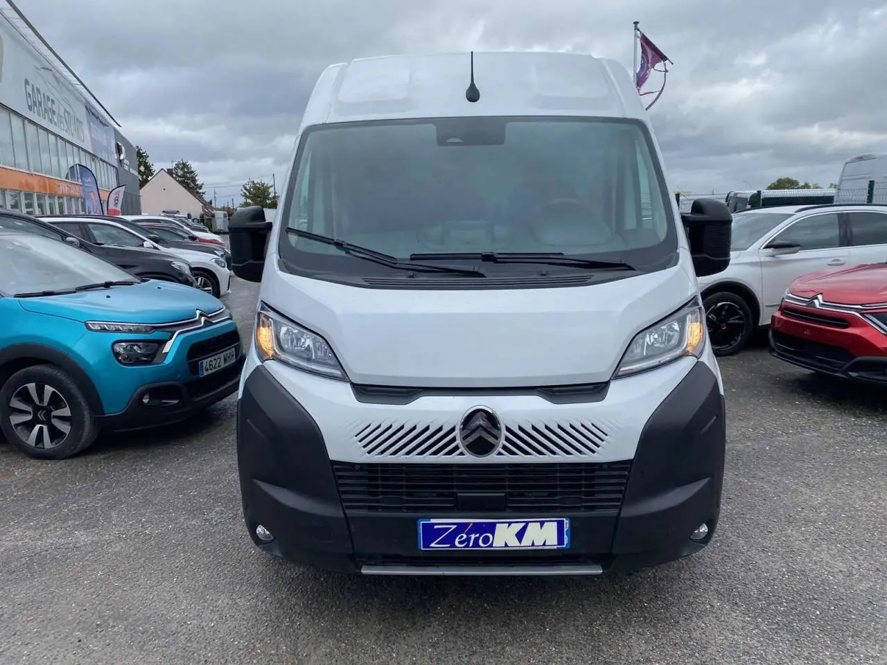 Vue de face d’un utilitaire Citroën Jumper blanc avec calandre noire et plaque d’immatriculation « Zéro KM » visible.