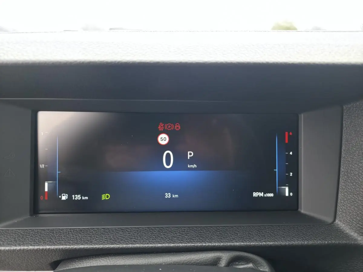 Gros plan sur le combiné numérique 10'' HD couleur de l'Opel Vivaro blanc, affichant vitesse et indicateurs.