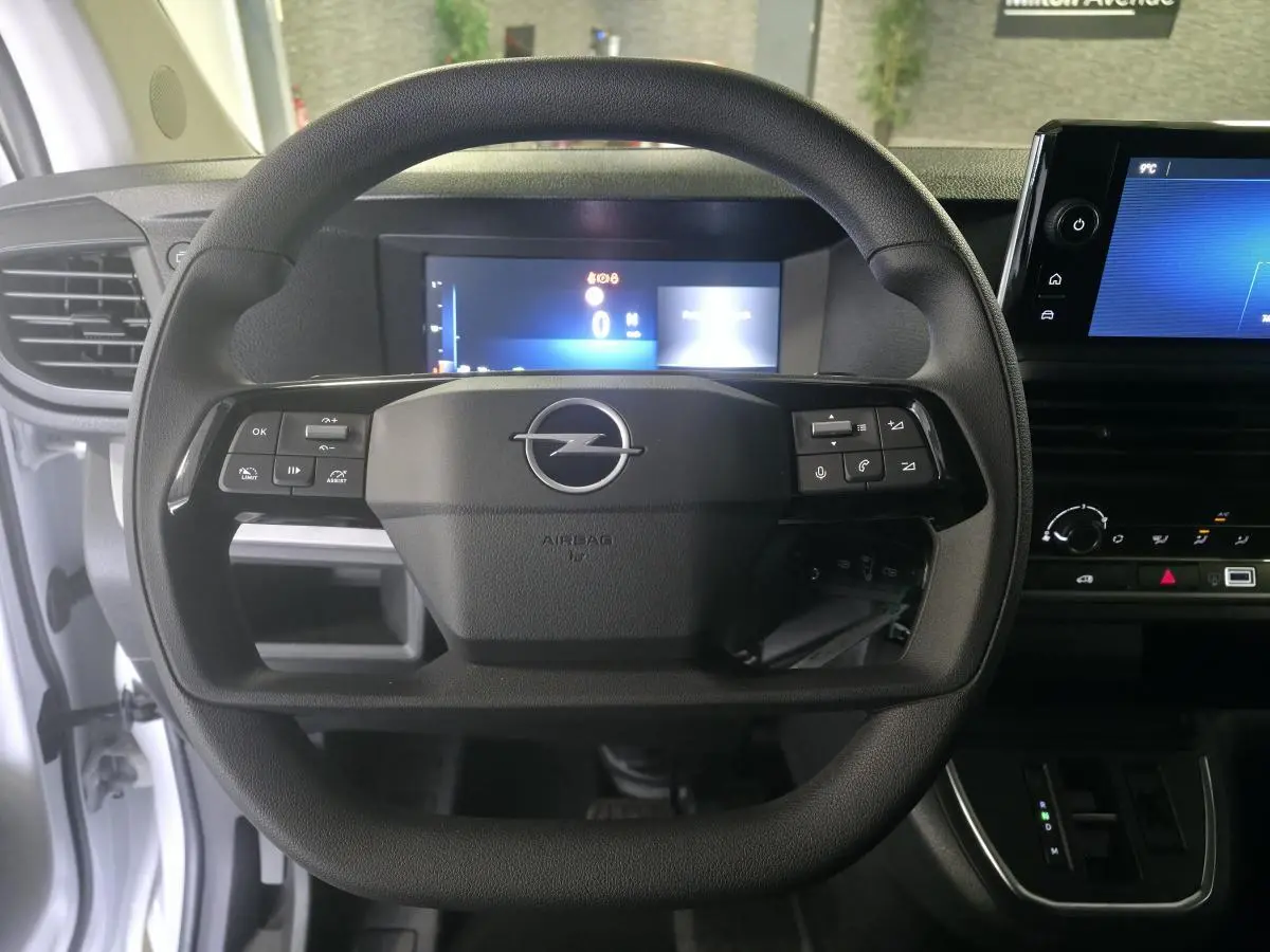 Vue frontale du volant noir de l'Opel Vivaro 2025 avec combiné numérique et écran tactile sur tableau de bord.