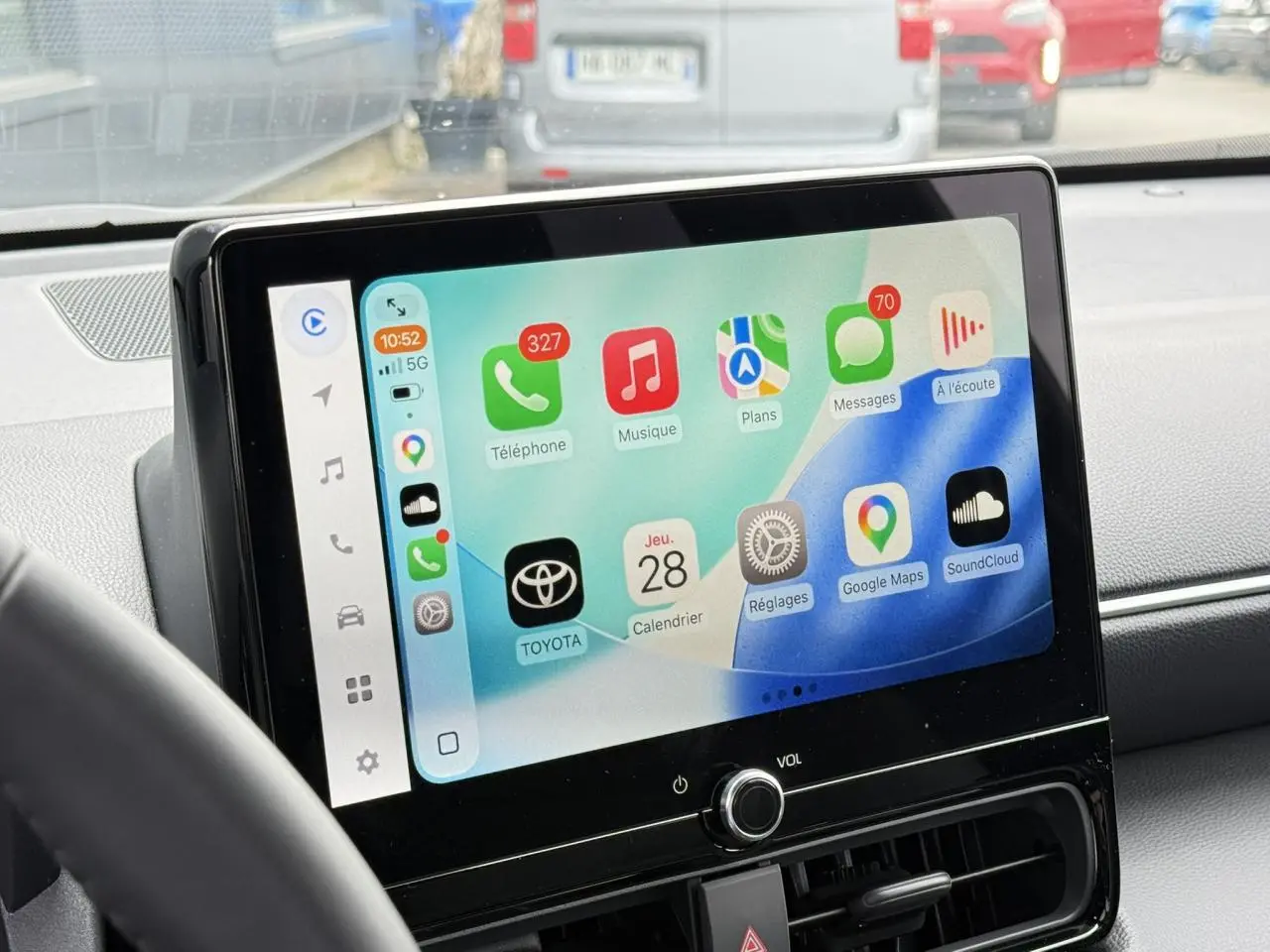 Vue intérieure centrée sur l'écran tactile 10,5 pouces du Toyota Yaris Cross 2026 avec interface Apple CarPlay.
