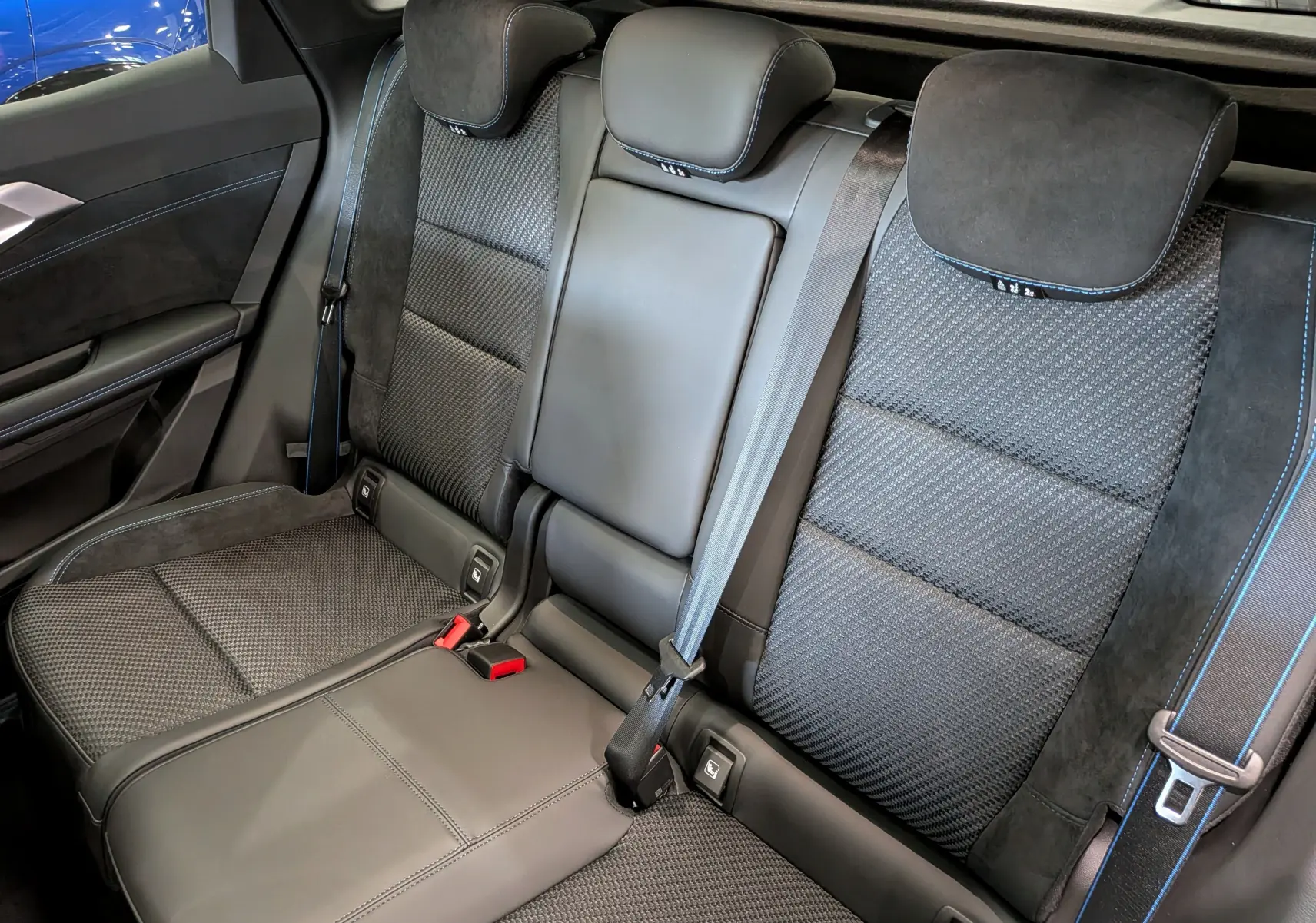 Vue rapprochée des sièges arrière noirs en cuir et tissu du Renault Austral full hybrid Esprit Alpine 2026.