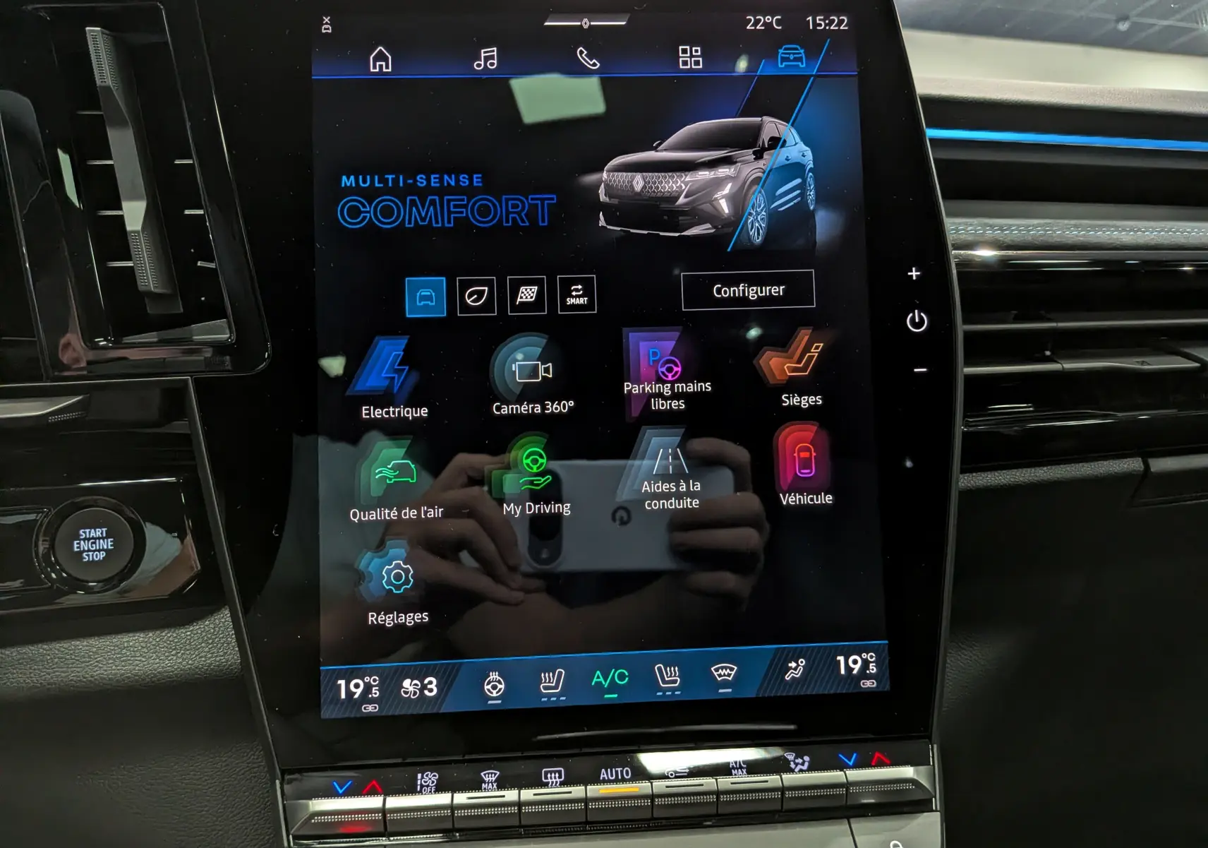 Écran tactile central du Renault Austral noir, affichant le mode Multi-Sense Comfort avec icônes colorées des fonctions.