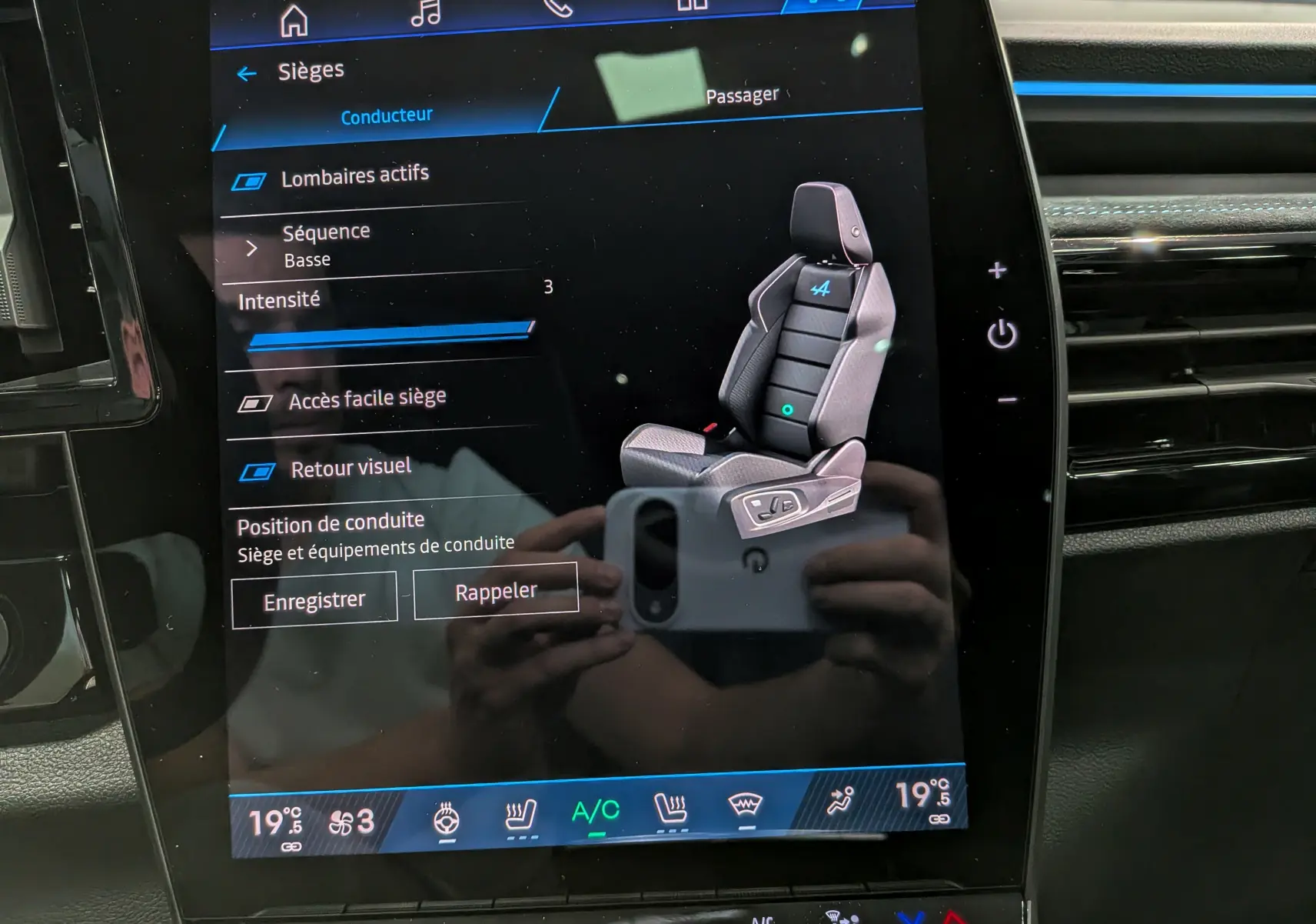 Écran tactile intérieur du Renault Austral 2026 noir, affichant les réglages des sièges avec visualisation 3D d’un siège conducteur.