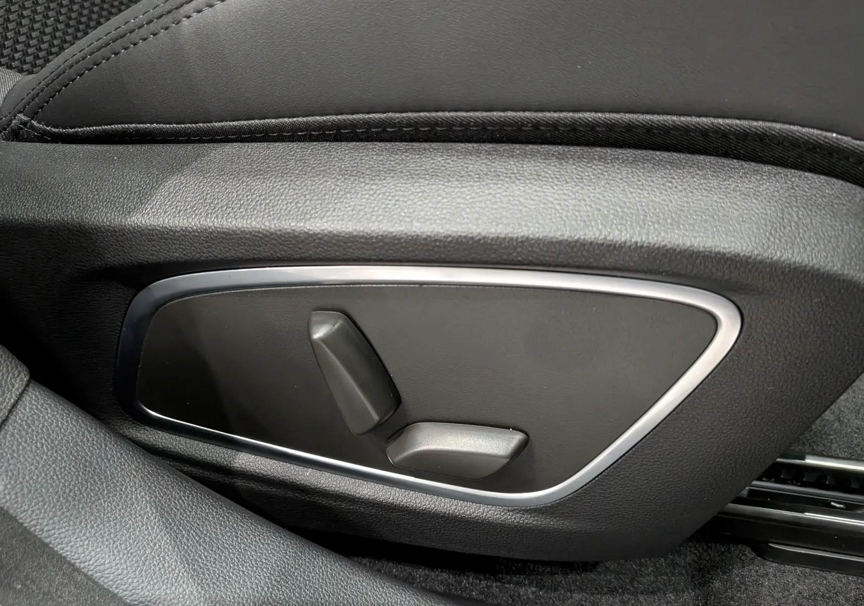 Détail des commandes de réglage électrique du siège avant noir du Renault Austral full hybrid 2026.