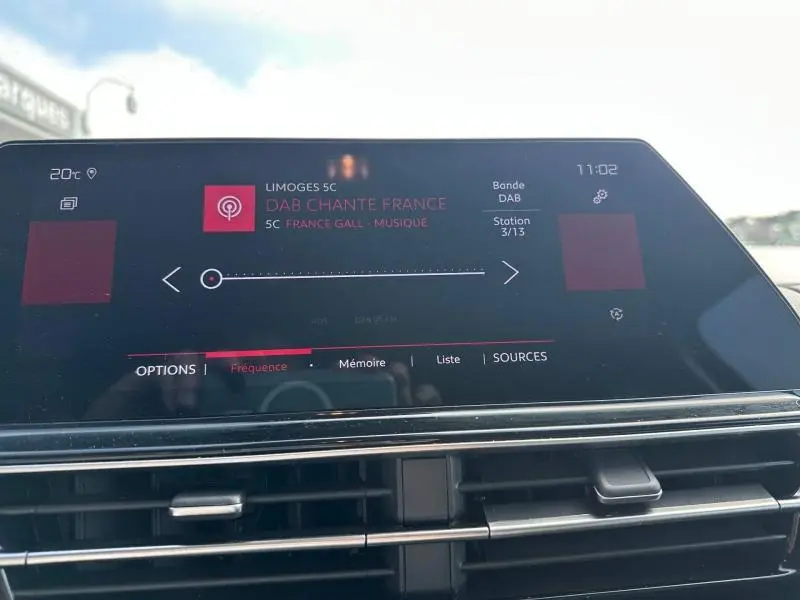 Écran tactile central du tableau de bord du Citroën C5 Aircross 2025, affichant la radio DAB sur fond noir.