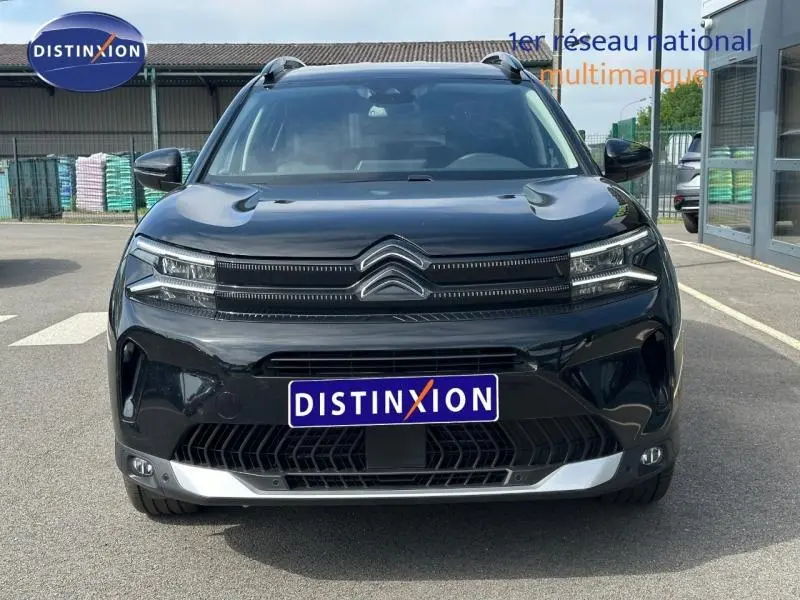 Vue frontale du Citroën C5 Aircross 2025 noir Perla Nera avec calandre distinctive et logo double chevron bien visible.