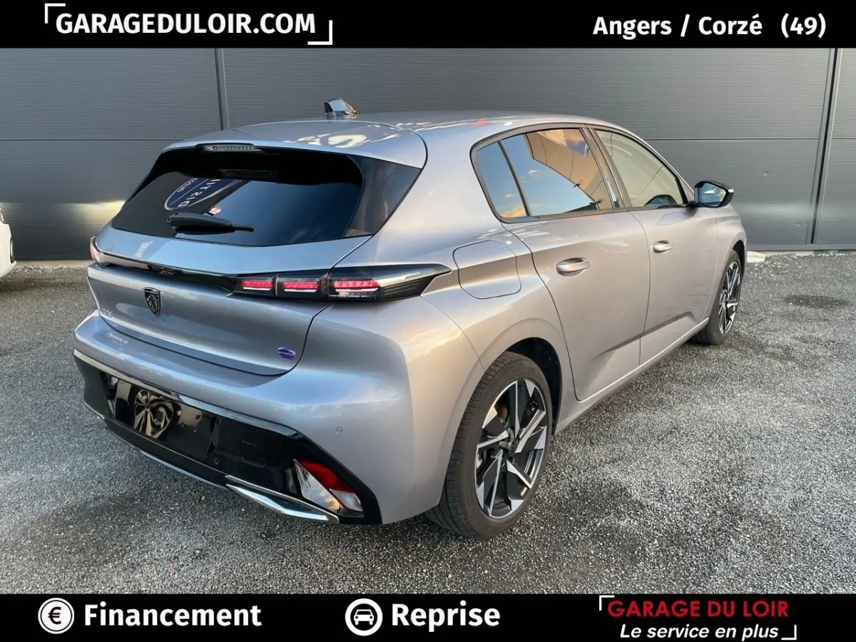 Peugeot 308 1.5 BlueHDi 130 Auto8 Allure gris foncé vue 3/4 arrière droit avec feux arrière LED distinctifs.