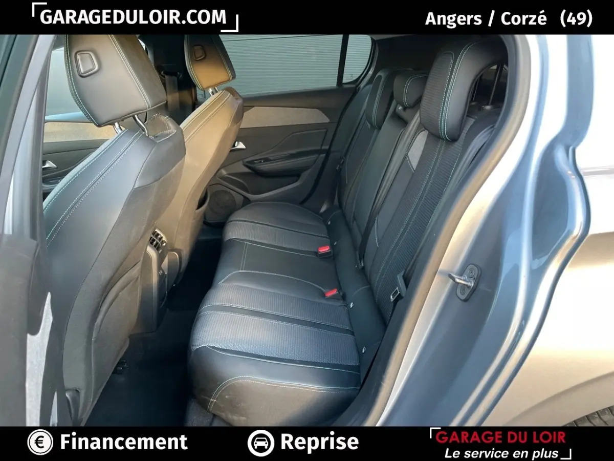 Vue intérieure côté droit des sièges arrière en cuir noir avec surpiqûres vertes du Peugeot 308 gris foncé 2024.