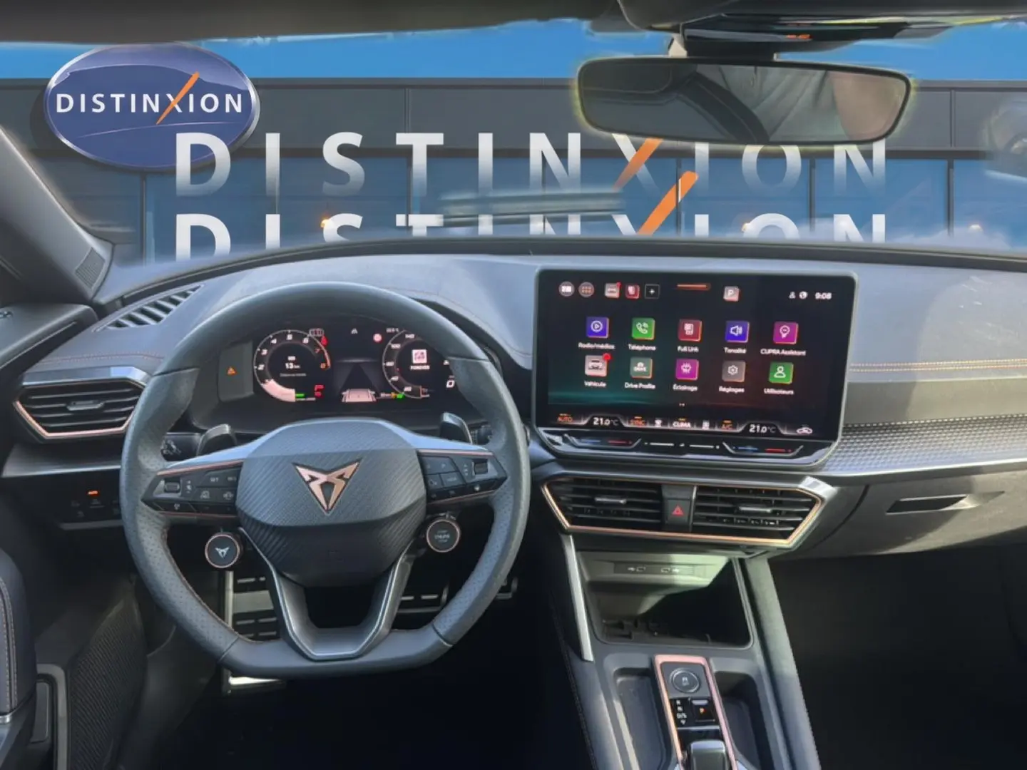 Vue intérieure centrée sur le volant sport et l’écran tactile du tableau de bord du CUPRA Formentor 2026.
