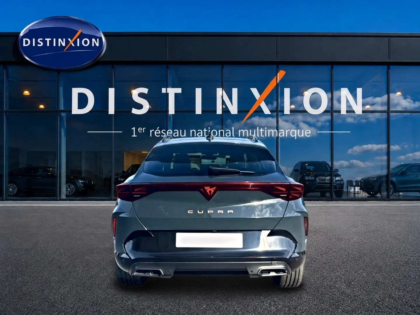 Vue arrière d'une CUPRA Formentor bleu fjord 2026 avec feux LED reliés et double sortie d'échappement.