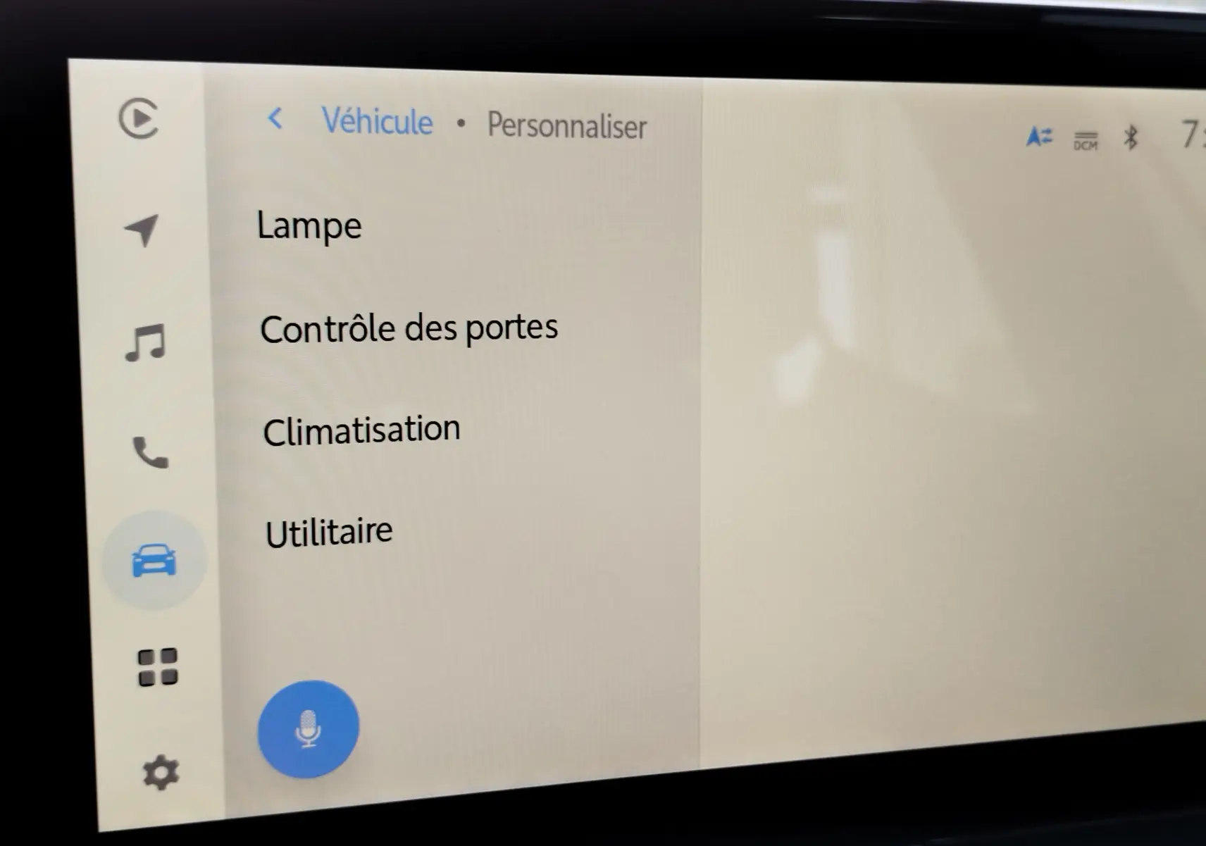 Écran tactile intérieur de la Toyota Corolla Cross 2025 affichant le menu de personnalisation des réglages véhicule.