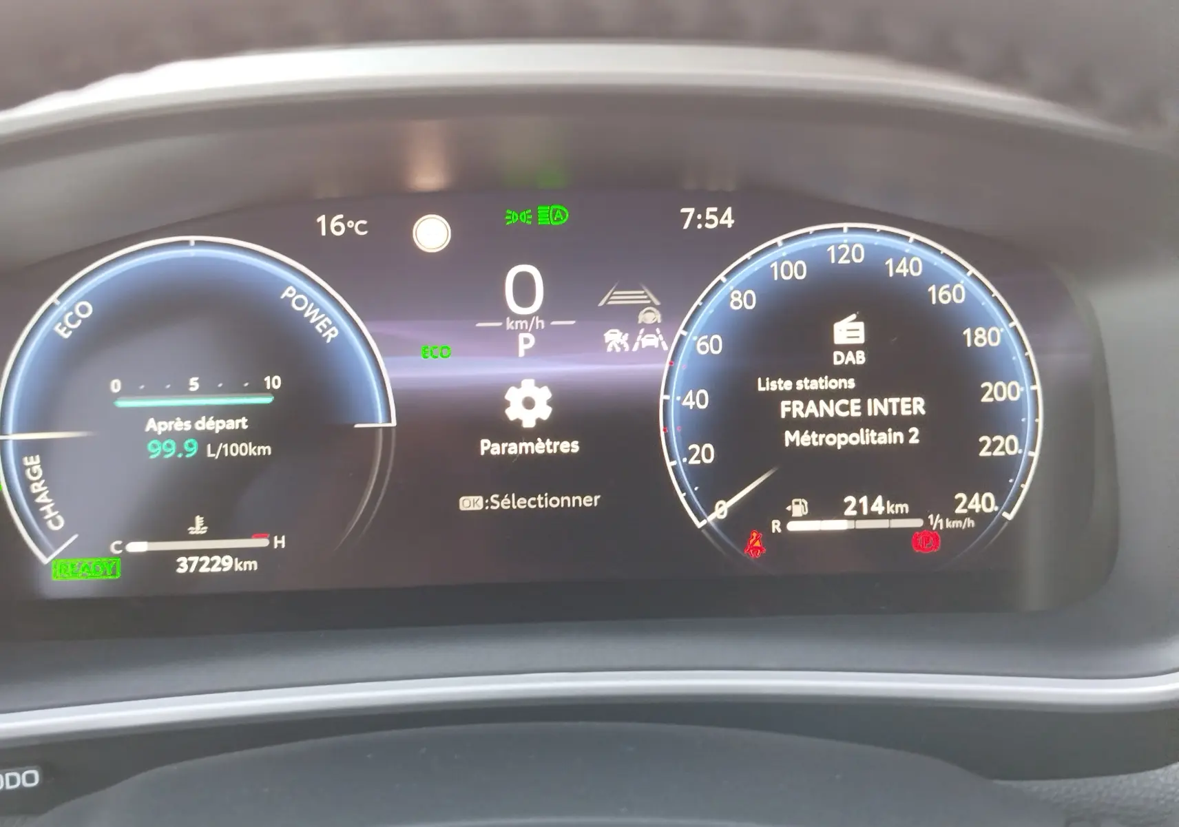 Tableau de bord numérique de Toyota Corolla Cross 2025 affichant vitesse, consommation, température et radio France Inter.