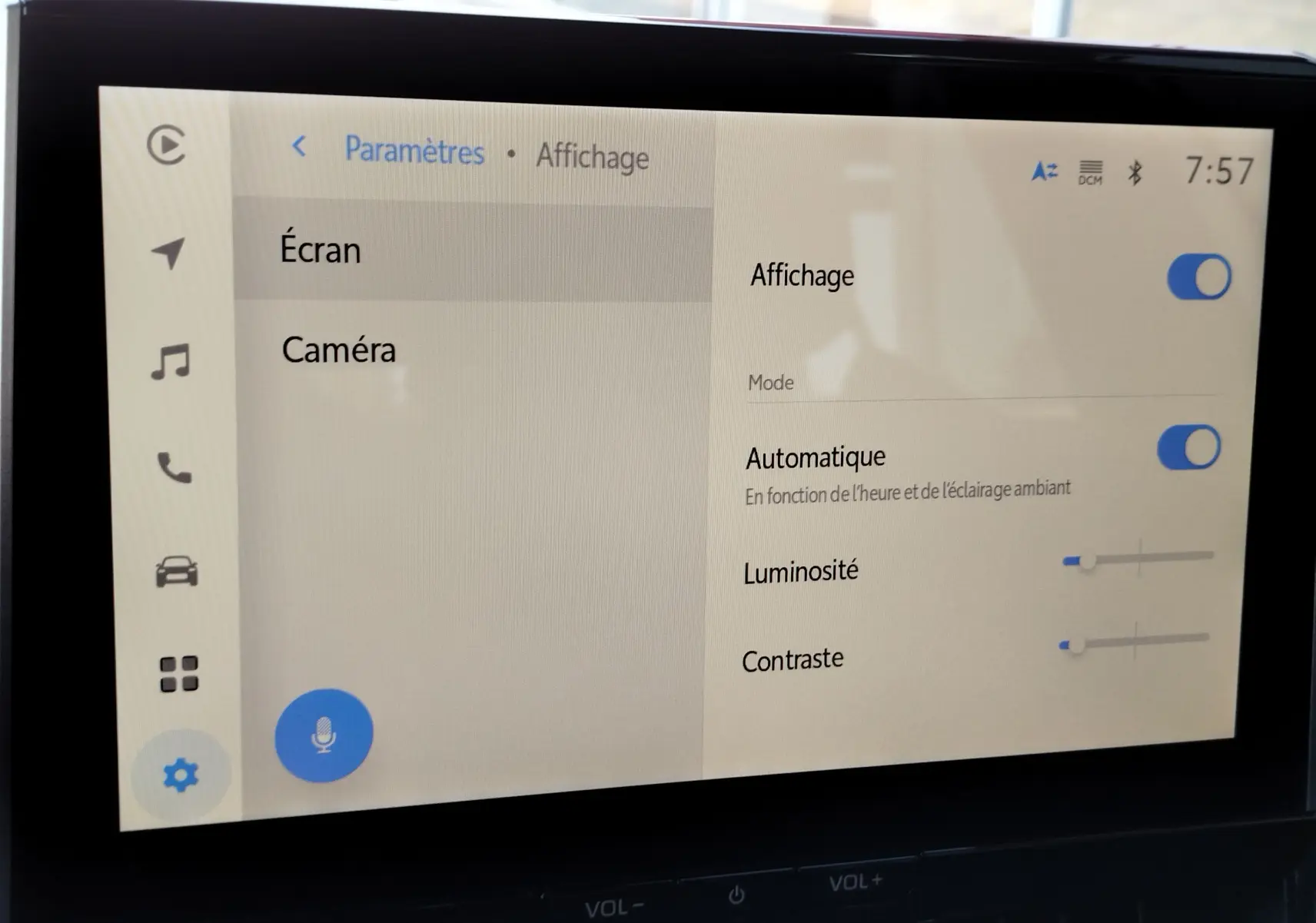 Écran tactile intérieur du Toyota Corolla Cross 2025 affichant les paramètres d'affichage avec options de luminosité et contraste.