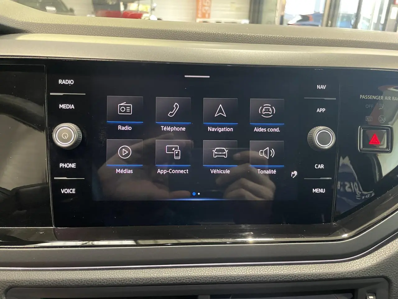 Écran tactile central 8 pouces de la Volkswagen Polo 2024 affichant le menu principal du système multimédia.