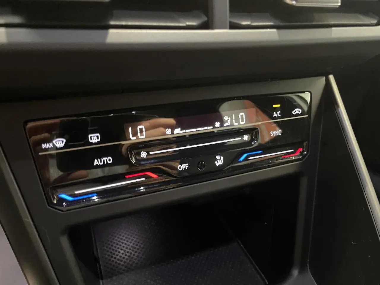 Détail de la console centrale avec commandes de climatisation automatique bi-zone de la Volkswagen Polo 2024 R-Line blanche.