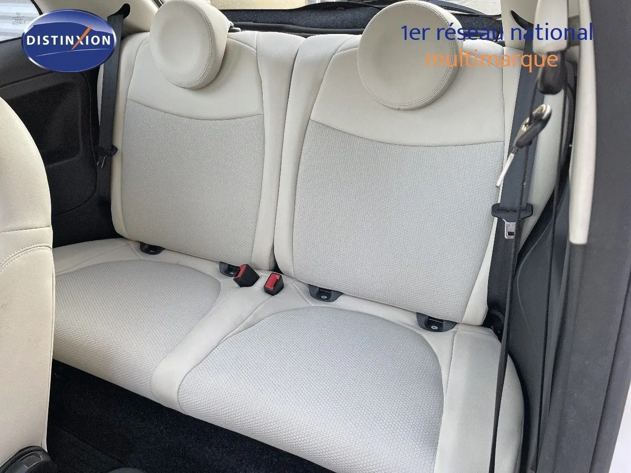 Vue rapprochée des sièges arrière en cuir blanc de la FIAT 500 1.0 Hybrid 70ch DolceVita 2022.
