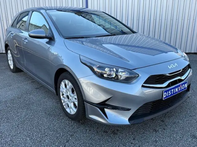 KIA CEE'D argent lunaire en 3/4 avant droit, mettant en valeur ses phares LED et sa calandre moderne.
