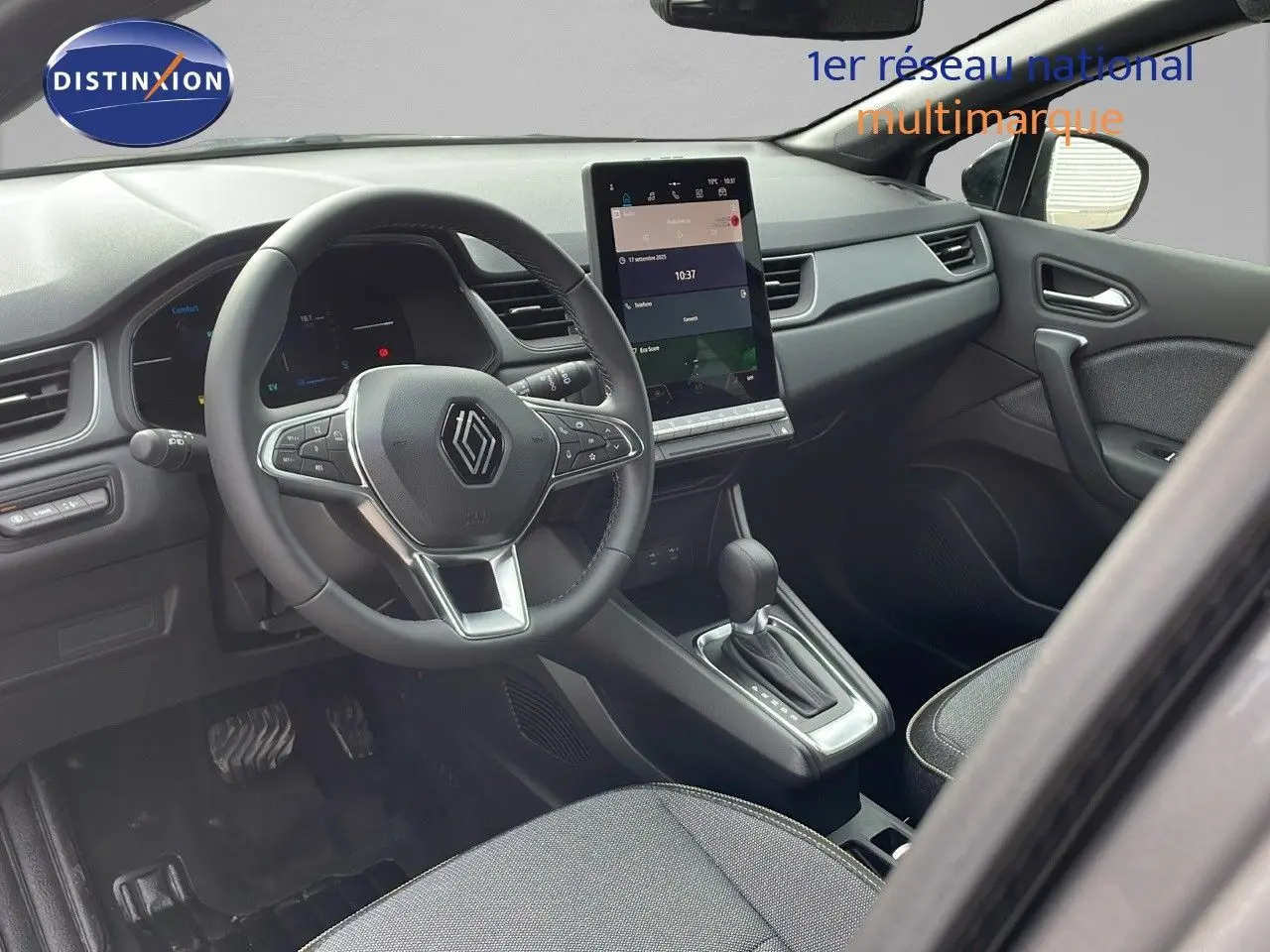 Intérieur du Renault Captur E-Tech Hybrid 2025, vue côté conducteur, tableau de bord moderne et écran tactile vertical.