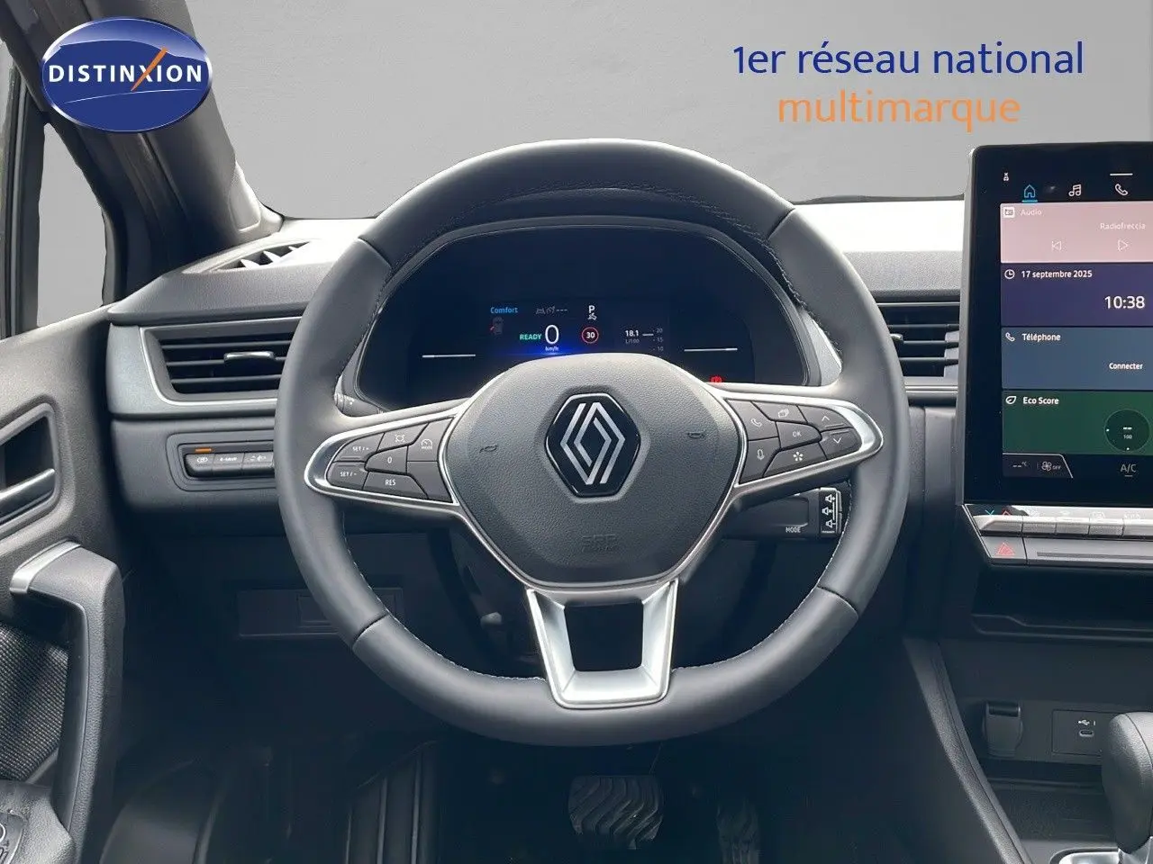 Vue intérieure centrée sur le volant et le tableau de bord numérique du Renault Captur E-Tech gris Cassiopée 2025.