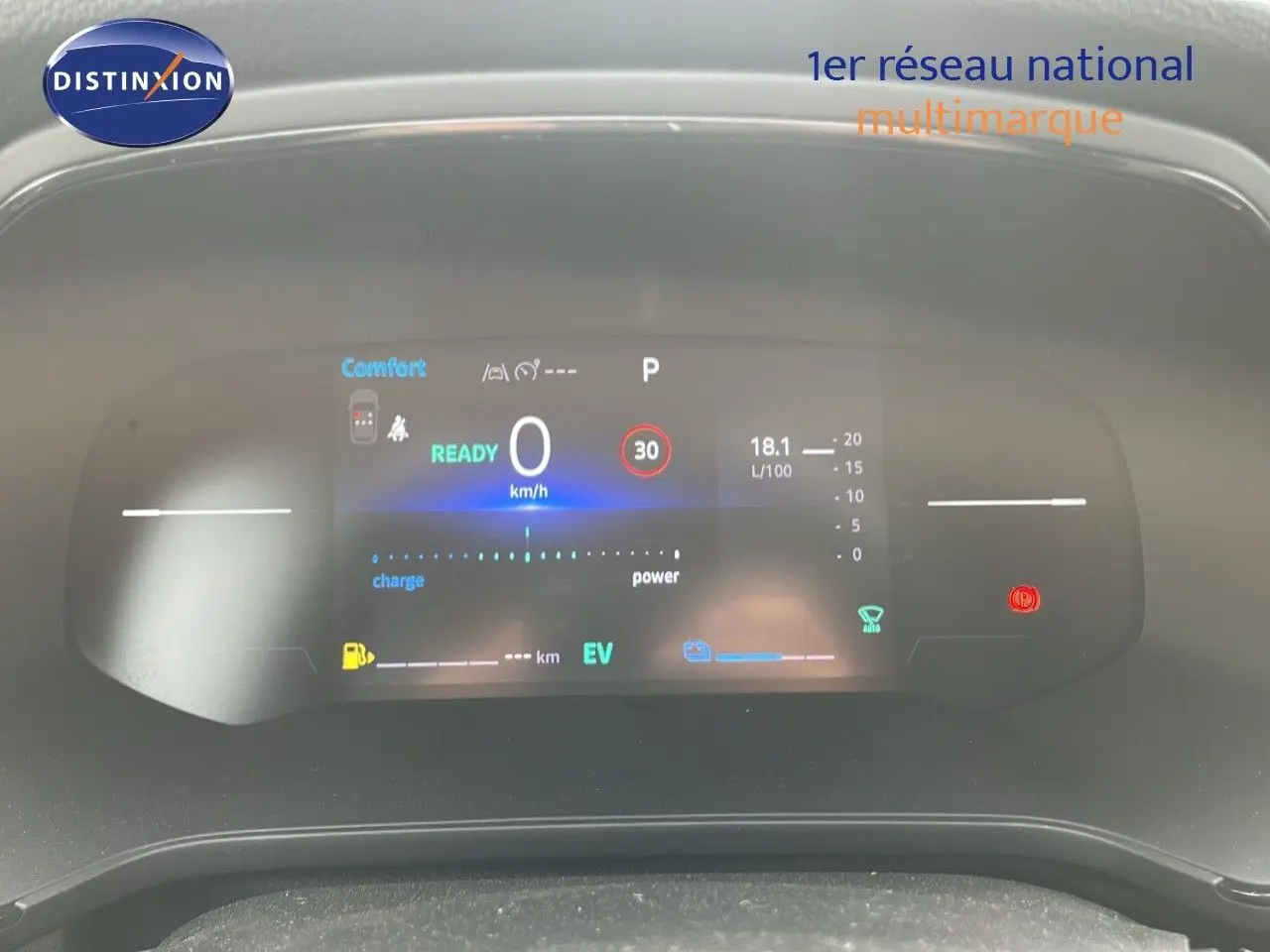 Tableau de bord numérique du Renault Captur E-Tech gris cassiopée, affichant la vitesse et indicateurs en mode confort.
