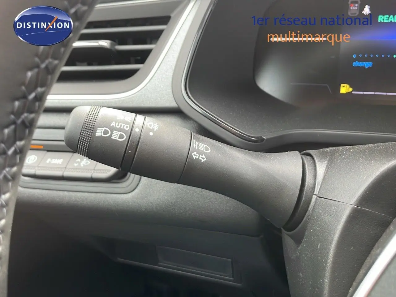 Gros plan sur la commande des phares et clignotants à gauche du volant du Renault Captur gris Cassiopée 2025.