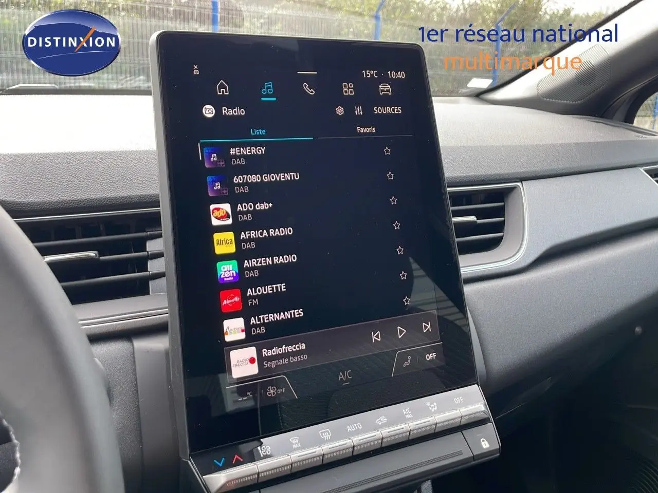 Vue intérieure du tableau de bord du Renault Captur E-Tech Hybrid 2025, avec écran tactile central affichant les radios numériques.