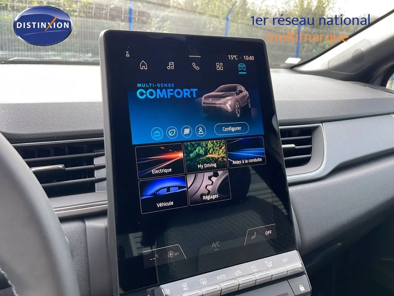 Écran tactile central affichant le mode confort du Renault Captur E-Tech gris Cassiopée, intérieur moderne et épuré.