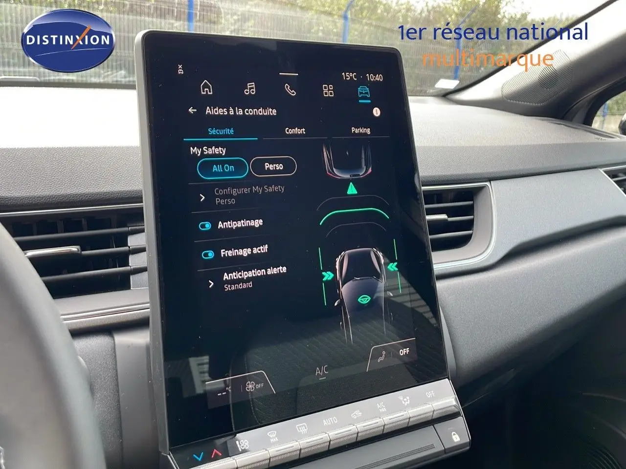 Écran tactile central du tableau de bord du Renault Captur E-Tech gris Cassiopée, affichant les aides à la conduite.
