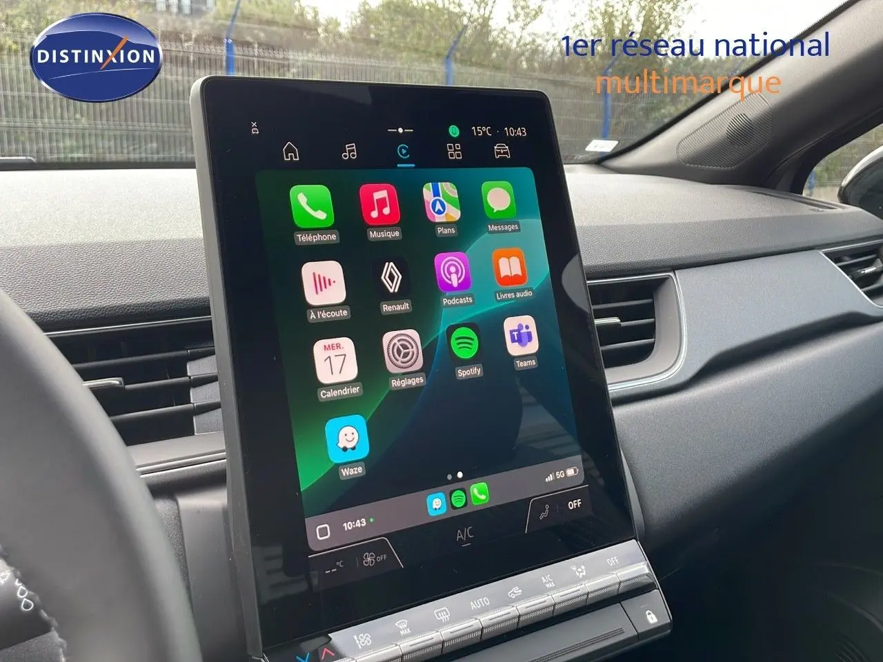 Écran tactile central vertical affichant les applications connectées dans l'habitacle du Renault Captur hybride 2025.