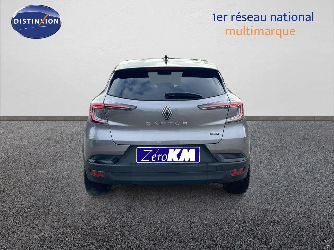 Vue arrière du Renault Captur E-Tech hybride gris Cassiopée métal avec toit noir, immatriculé Zero KM.