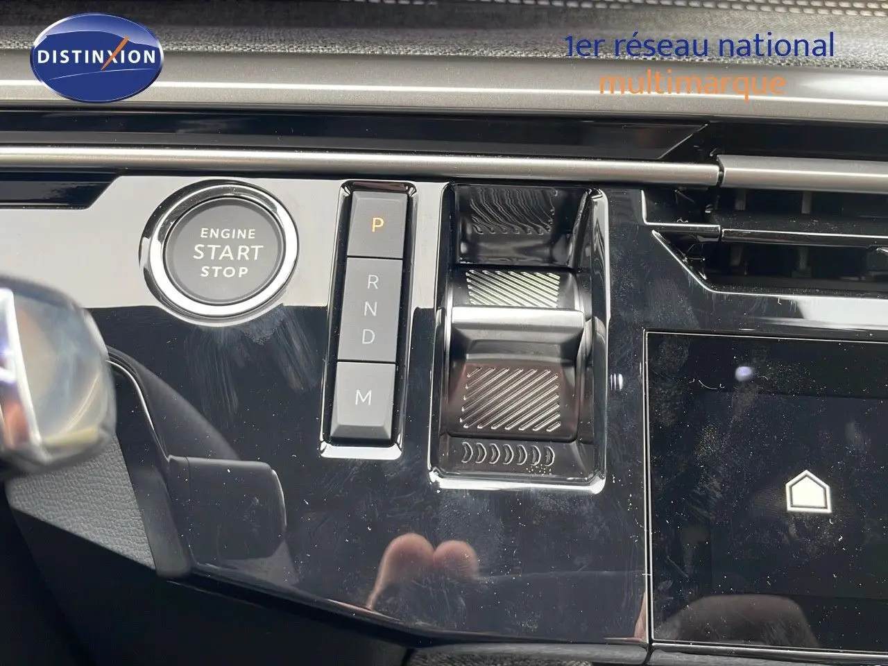 Gros plan sur la console centrale du Peugeot 5008 Hybrid 136ch GT avec bouton start/stop et commandes de boîte auto.