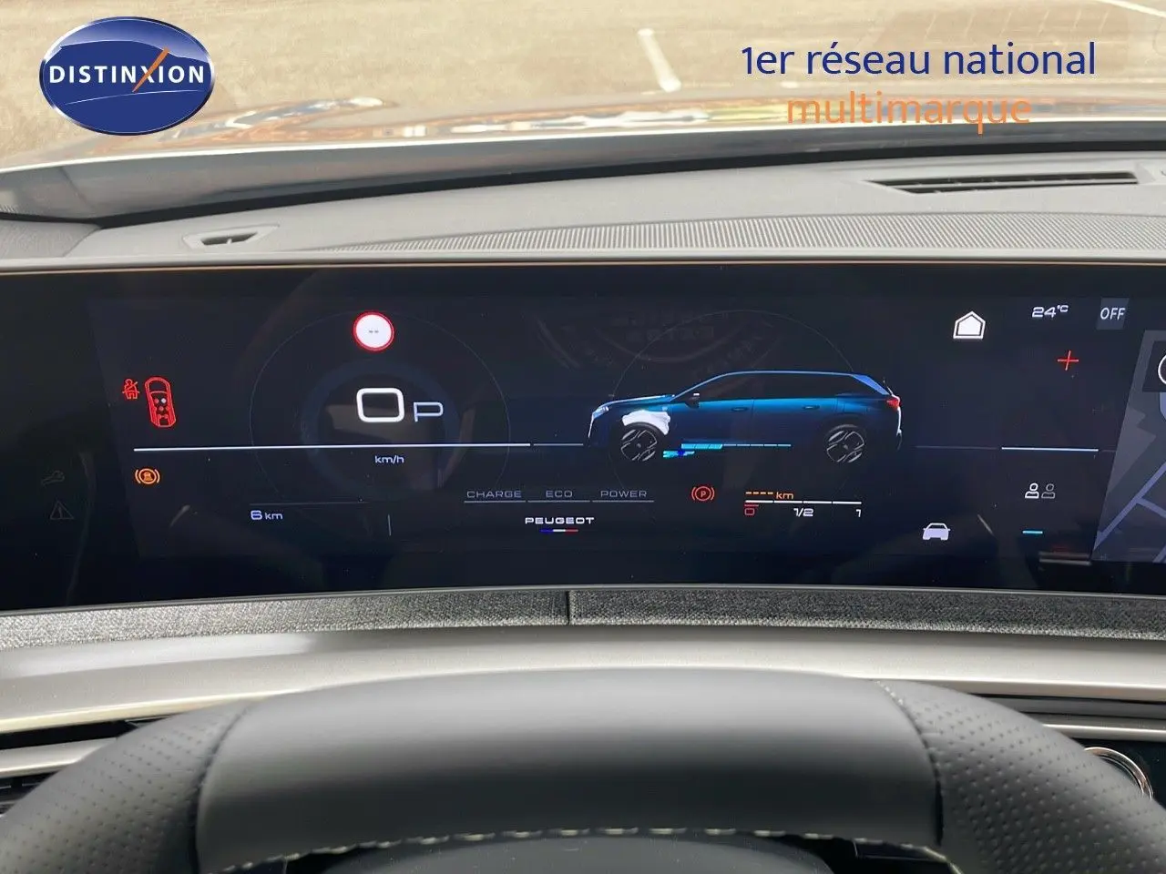 Affichage numérique du tableau de bord du Peugeot 5008 Hybrid 136ch GT avec représentation latérale du véhicule bleu.