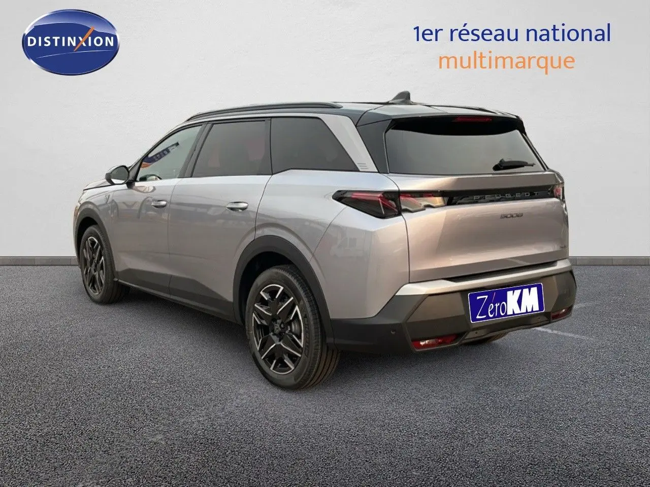 Peugeot 5008 Hybrid gris Artense métal avec toit noir, vue 3/4 arrière côté gauche, jantes noires distinctives.