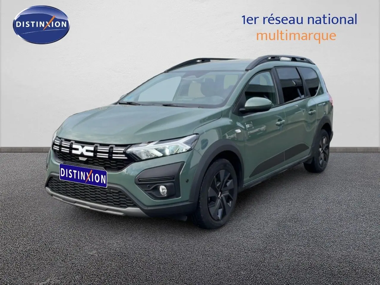 Dacia Jogger 2025 kaki lichen en 3/4 avant droit avec toit noir et jantes foncées.